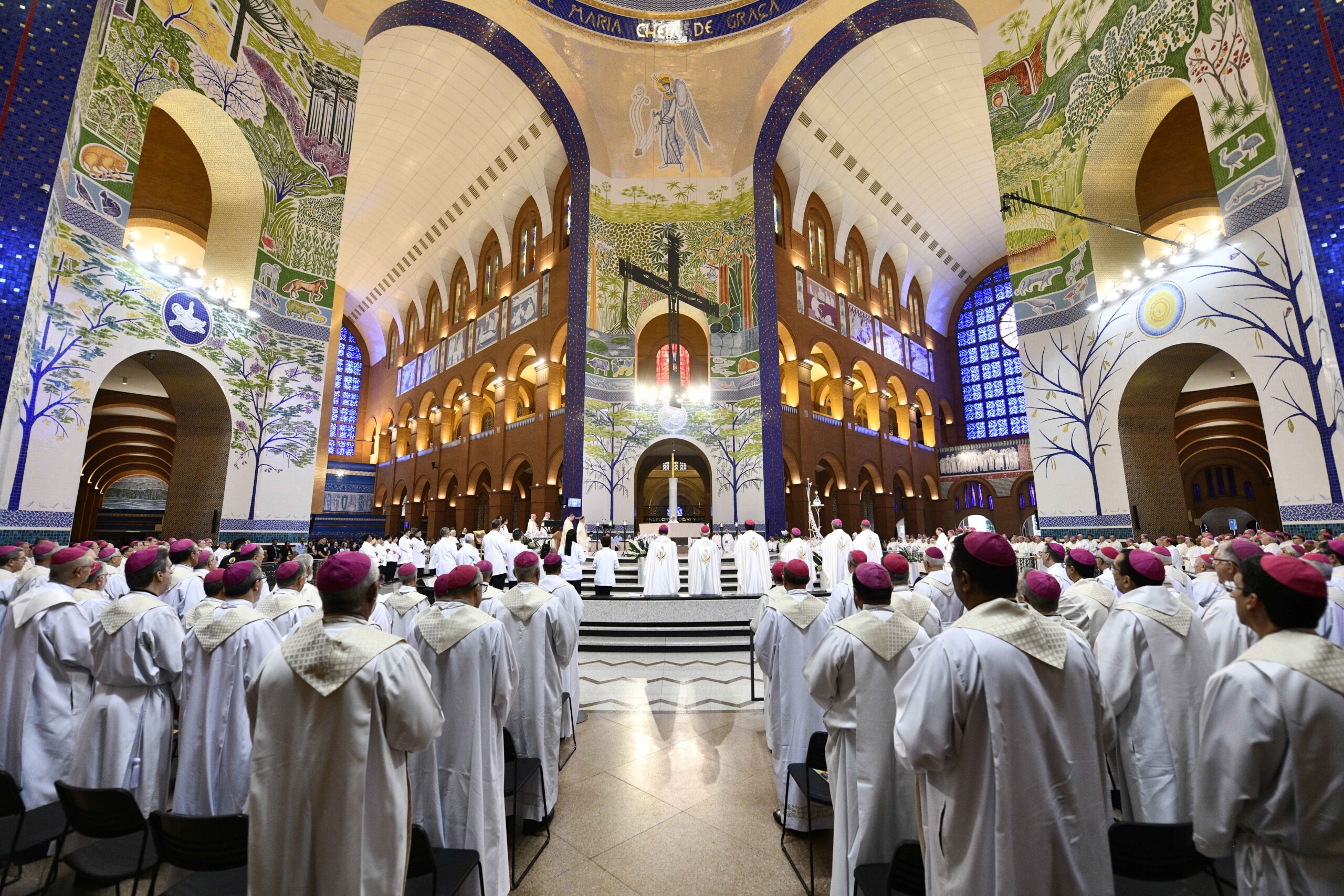 O Santuário Nacional recebe, mais uma vez, a Assembleia Geral da Conferência Nacional dos Bispos do Brasil (AG CNBB), que nesta 61ª edição conta com número recorde de bispos reunidos em Aparecida (486 no total, 318 no governo pastoral de alguma Igreja Particular e 168 eméritos), começou na manhã desta terça-feira (10), quando foi celebrada a Missa com Laudes no Altar Central, presidida pelo presidente da CNBB, Dom Jaime Spengler e concelebrada pelos outros membros da presidência: o arcebispo de Goiânia (GO) e primeiro vice-presidente, Dom João Justino de Medeiros Silva, e o arcebispo de Olinda e Recife (PE) e segundo vice-presidente, Dom Paulo Jackson Nóbrega de Sousa. - Aparecida-SP - 10/04/2024 - Foto: Thiago Leon/Santuario Nacional de Aparecida